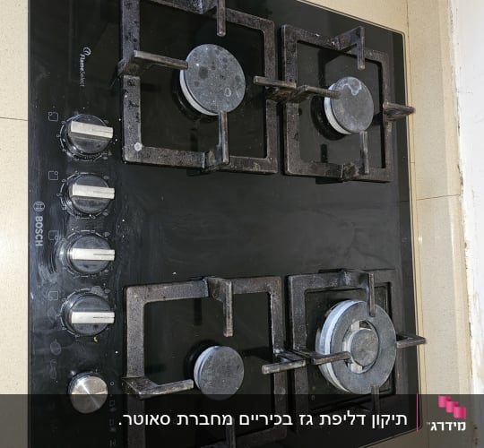כיריים גז עם ארבעה מבערים וכפתורי שליטה